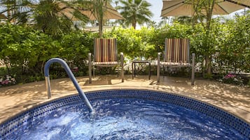 Piscine extérieure, parasols de plage, chaises longues