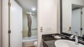 Ensemble douche/baignoire, articles de toilette gratuits