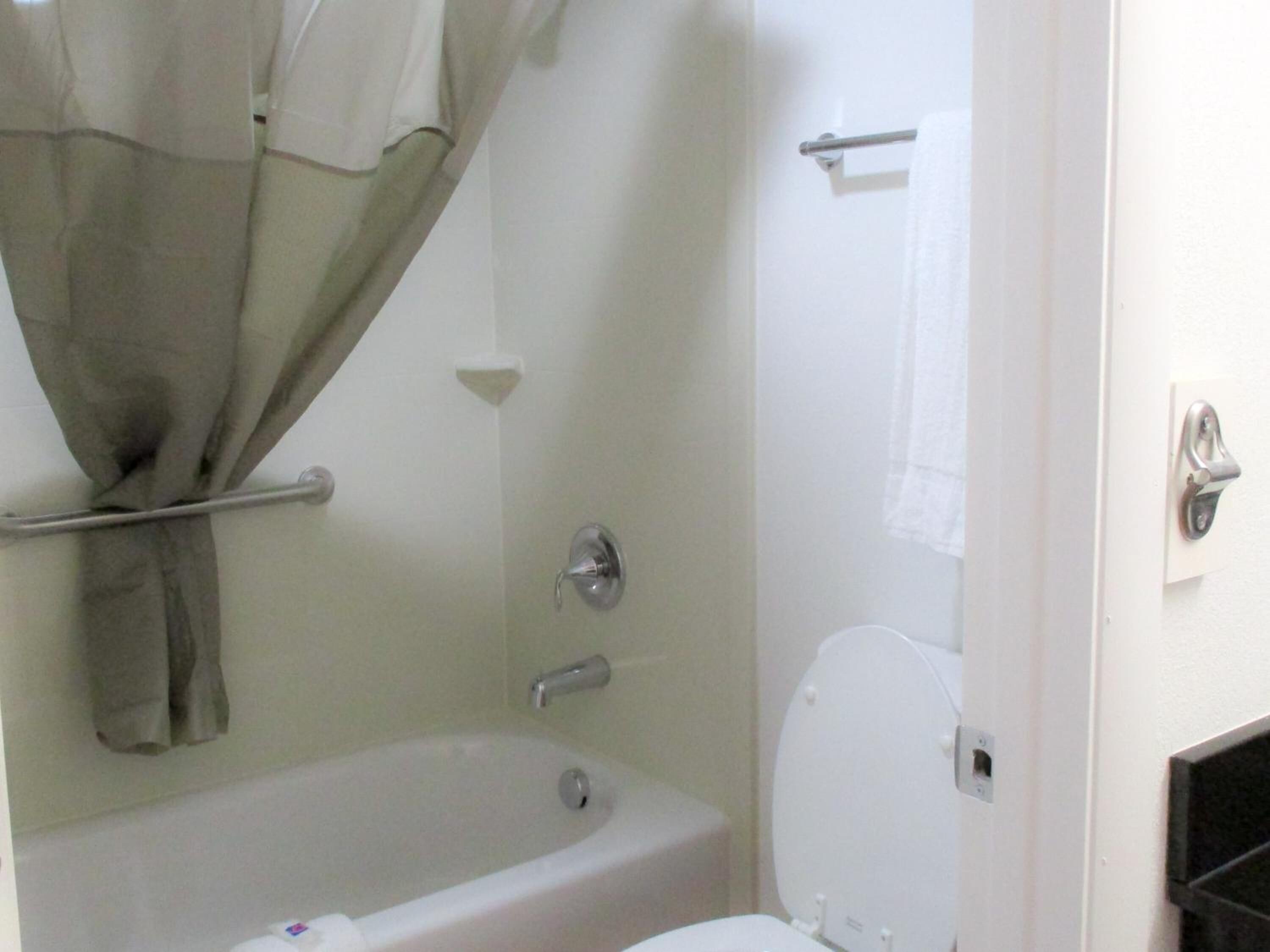 Tina con regadera, amenidades de baño gratuitas, toallas, jabón 