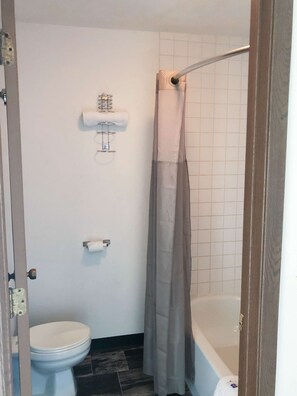 Combined shower/tub, towels