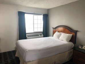 Kamar Standar, 1 Tempat Tidur King, Bebas Asap Rokok, lemari es | Meja kerja, Wi-Fi gratis, dan seprai linen