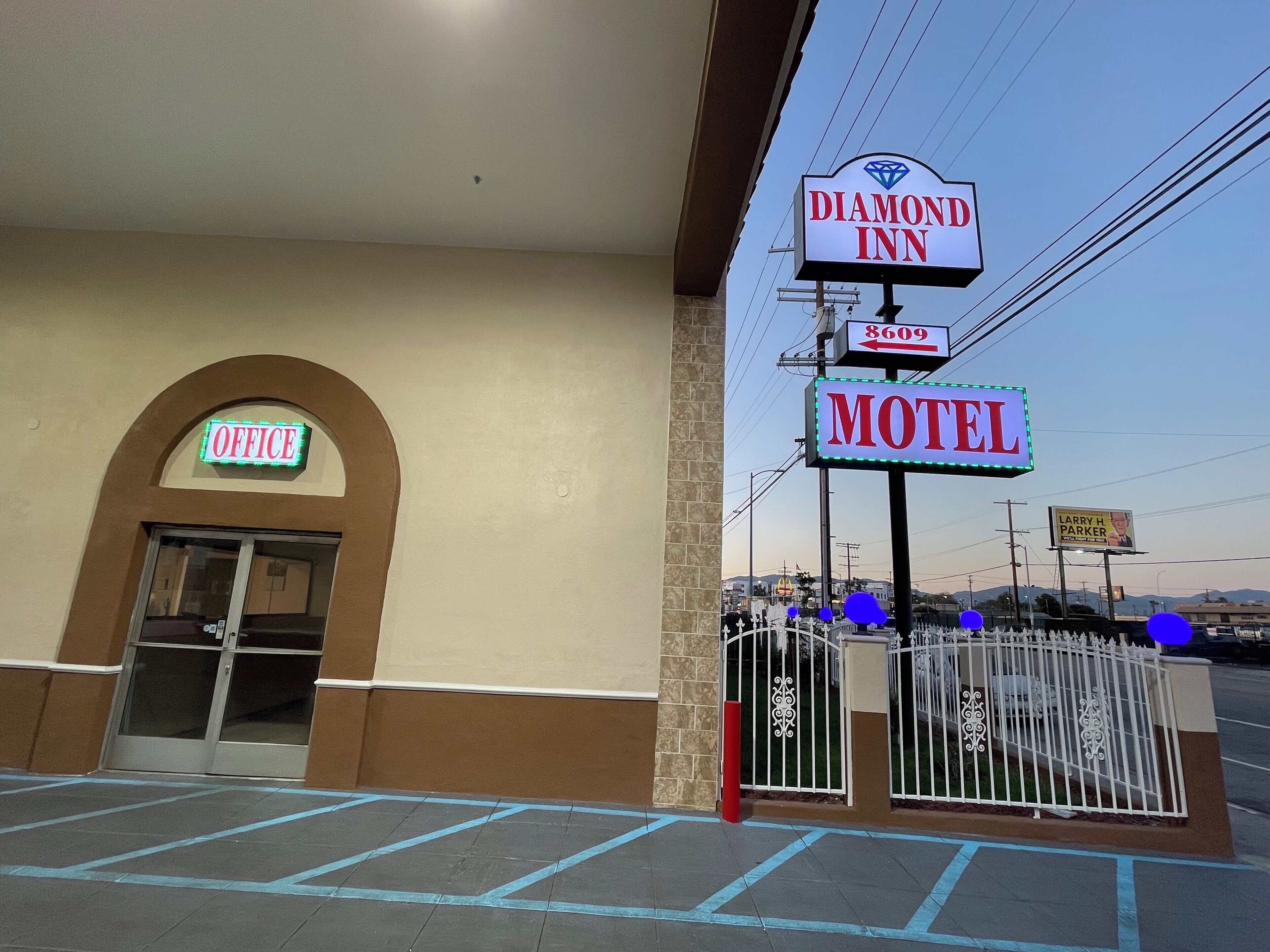 A motel with a sign for the Diamond Inn and an office.
