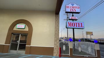 A motel with a sign for the Diamond Inn and an office.