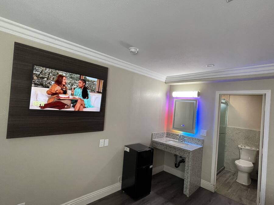Standard Room, 1 King Bed, Non Smoking | Bathroom | Shower, towels