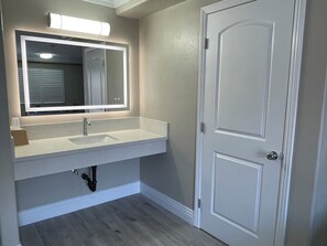 Standaard kamer, 1 kingsize bed, niet-roken | Luxe beddengoed, gratis wifi, beddengoed, rolstoeltoegang