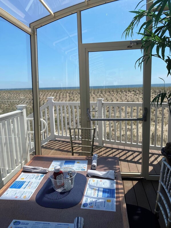 2 restaurants, breakfast served