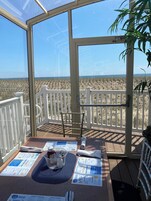 2 restaurants, breakfast served