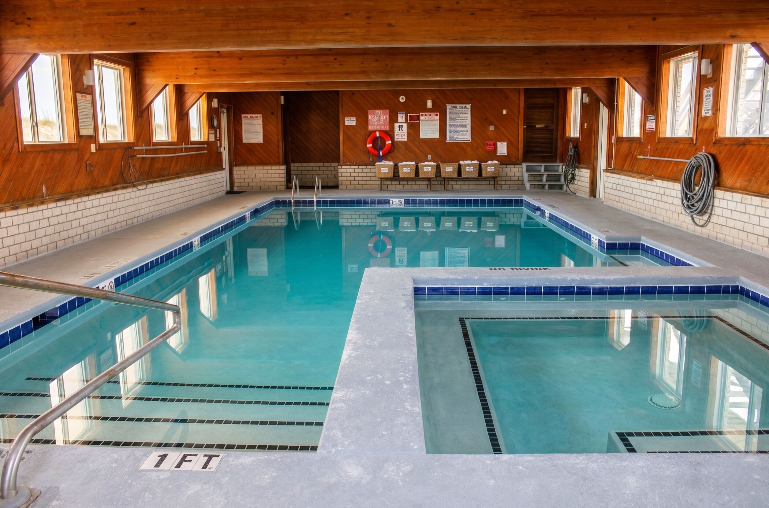 Inomhuspool, öppet 09.00 till 21.00, parasoller och solstolar