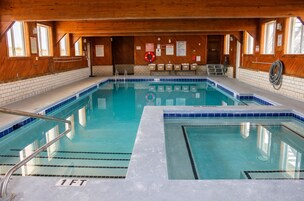 Una piscina techada, abierta desde las 09:00 hasta las 21:00, sombrillas
