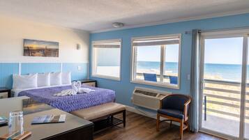 Exclusive Room, 1 King Bed, Hot Tub, Ocean View | Free WiFi, bed sheets