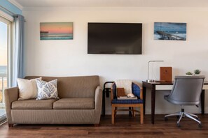 Exclusive Room, 1 King Bed, Hot Tub, Ocean View | Free WiFi, bed sheets - Blue Heron Motel (Nags Head)