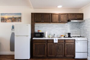 Full-size fridge, microwave, oven, stovetop - Blue Heron Motel (Nags Head)