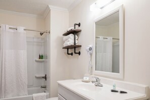 Combined shower/tub, free toiletries, hair dryer, towels