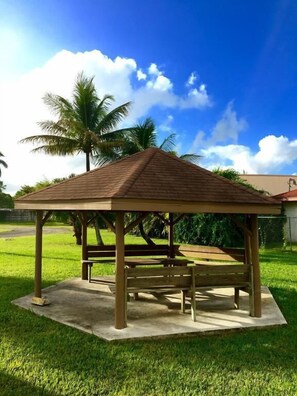 Gazebo - Coral Roc Motel (Florida City)