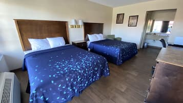 Kamar Standar, 2 Tempat Tidur Queen, Bebas Asap Rokok | Meja kerja, Wi-Fi gratis, dan dapat diakses tamu berkursi roda