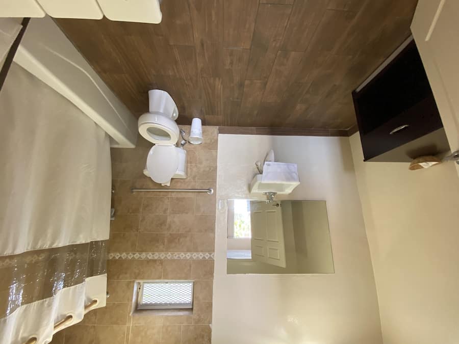 Quarto standard, 1 cama King, acessível | Banheiro | Chuveiro/banheira combinados, toalhas de banho