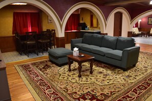 Tabla de planchar con plancha, wifi gratis y ropa de cama