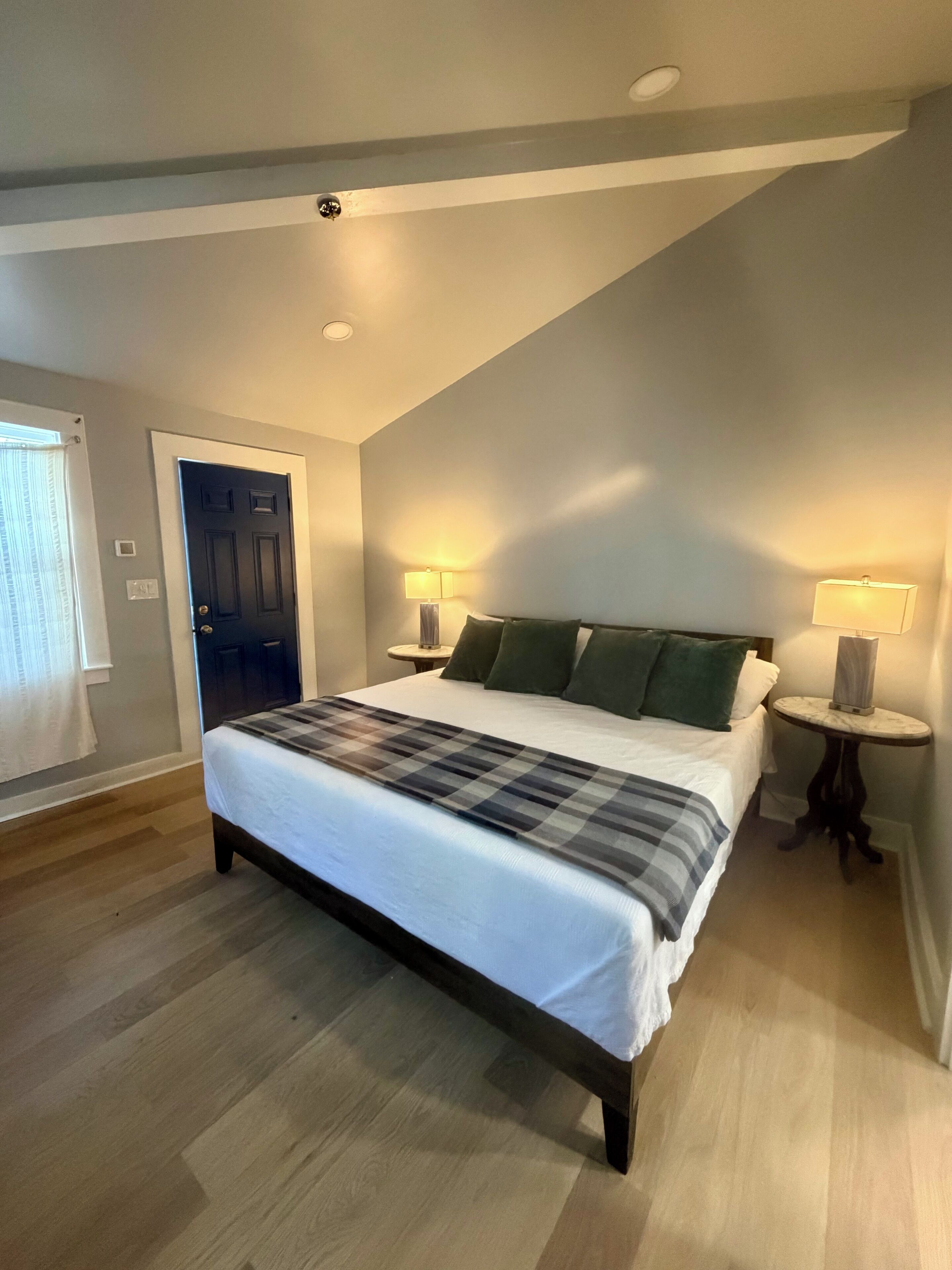 Room 04: Traditional Cottage | Frette Italian sheets, premium bedding, memory foam beds