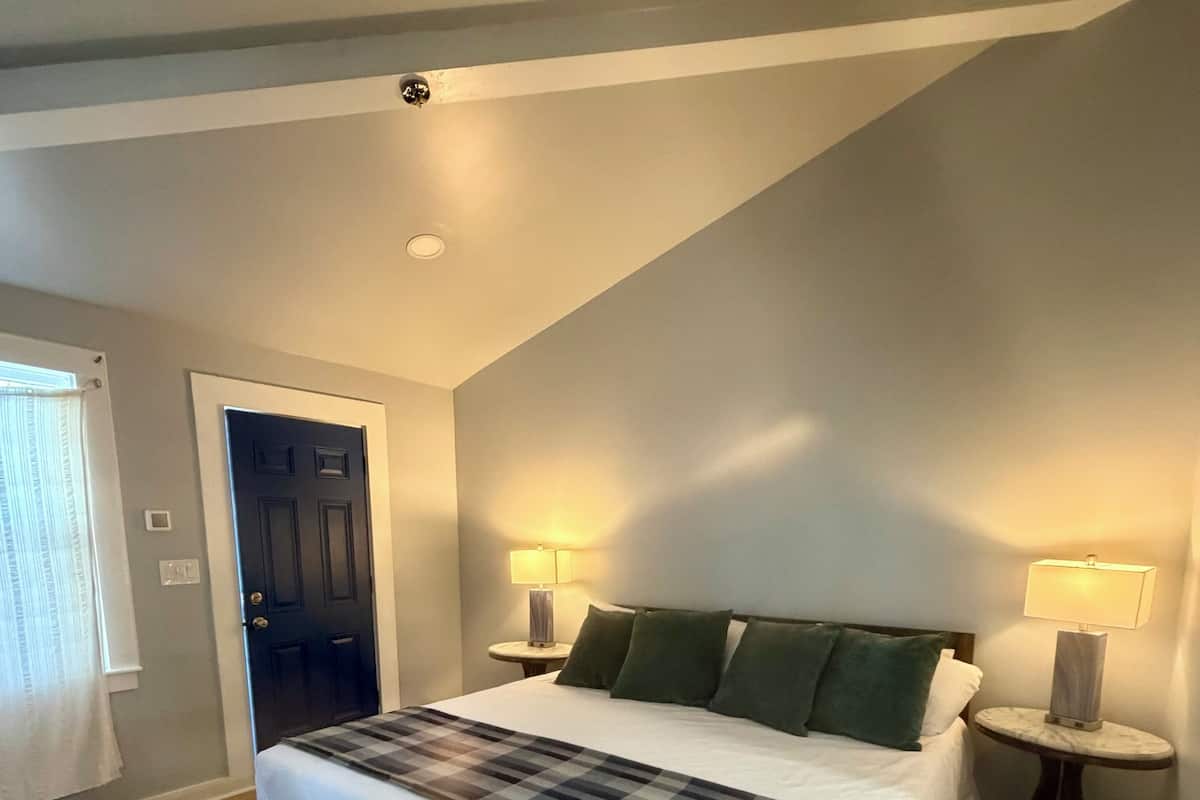 Room 04: Traditional Cottage | Frette Italian sheets, premium bedding, memory foam beds