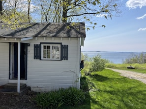 Room 06: Upgraded Cottage | Hypo-allergenic bedding, iron/ironing board, free WiFi, bed sheets - High Tide Inn (Camden)