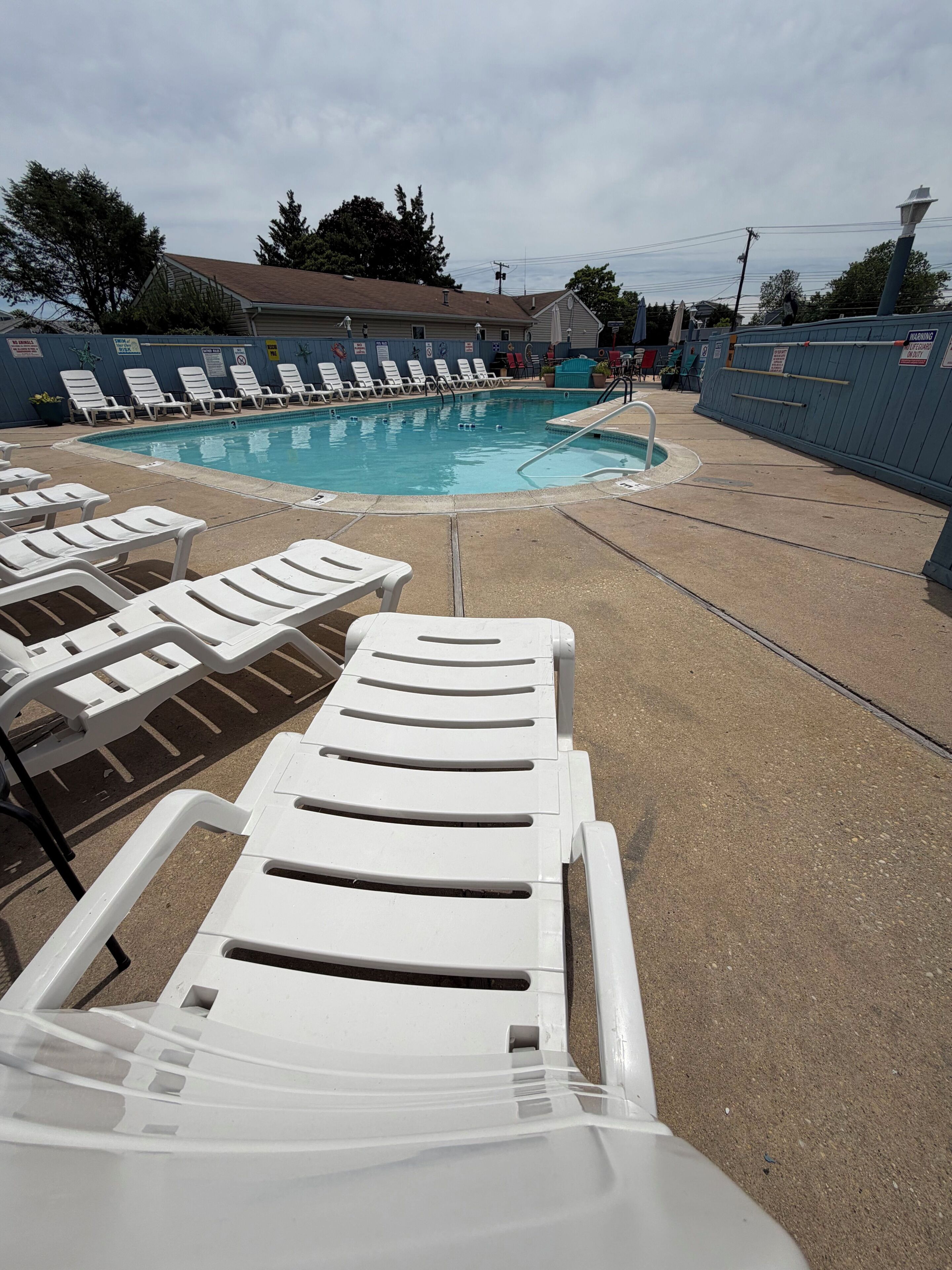 Una piscina al aire libre de temporada, sombrillas