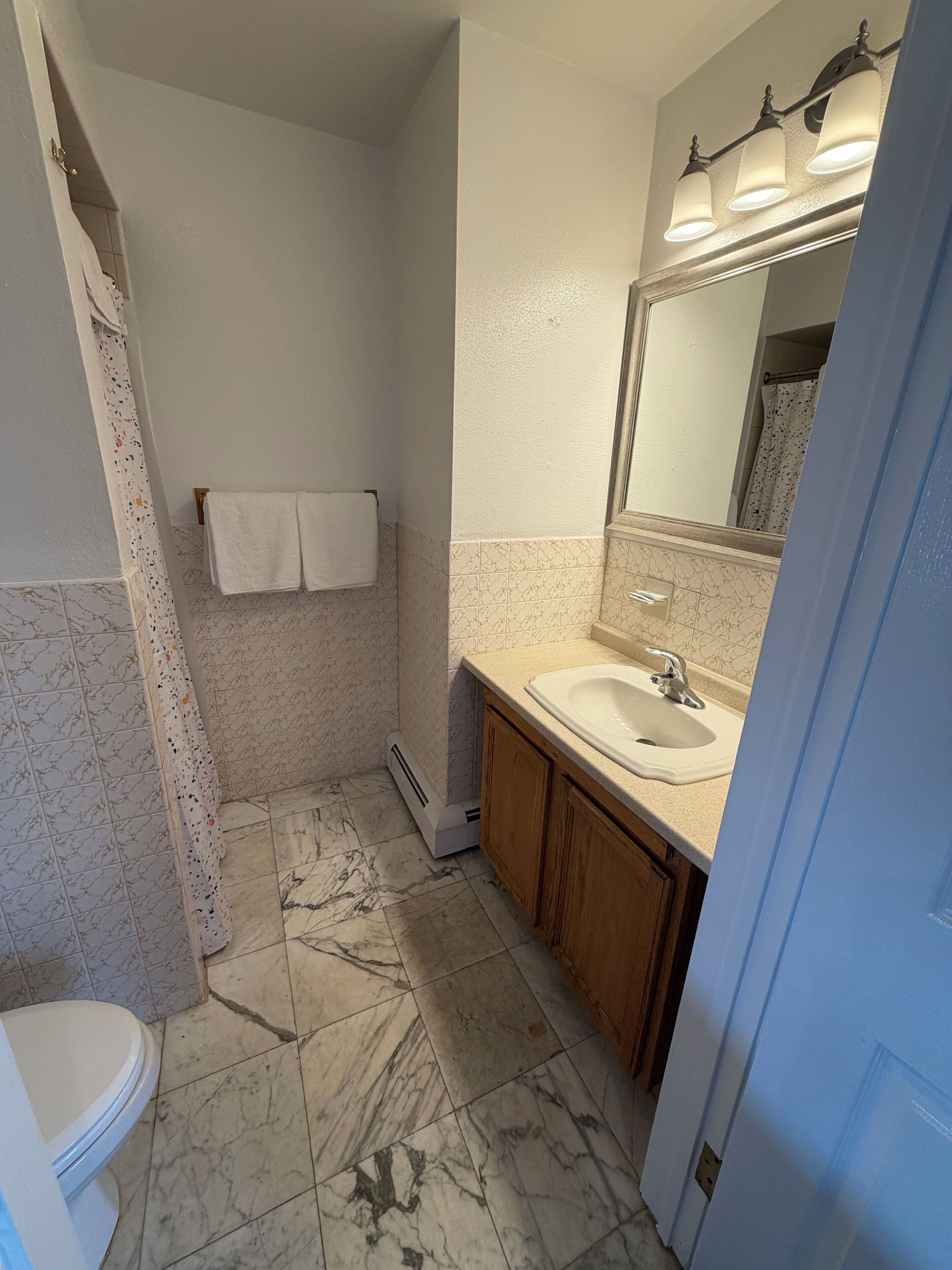 Room, 1 Queen Bed | Bathroom | Towels