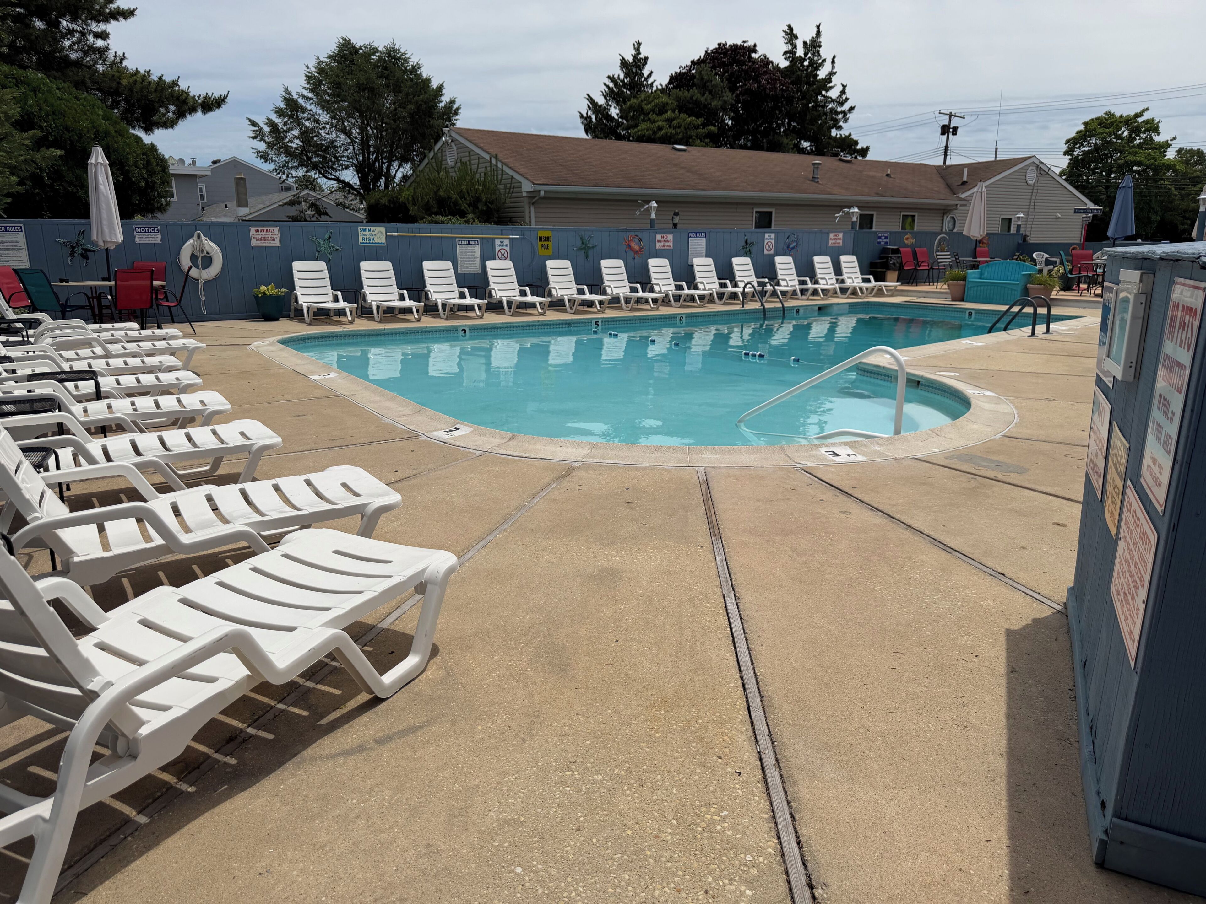Una piscina al aire libre de temporada, sombrillas