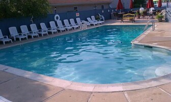 Una piscina al aire libre de temporada (de 09:00 a 22:00), sombrillas