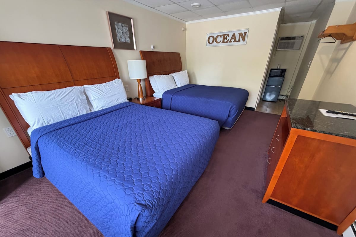 Chambre Standard double, 2 grands lits | Accès au Wi-Fi (inclus), literie fournie