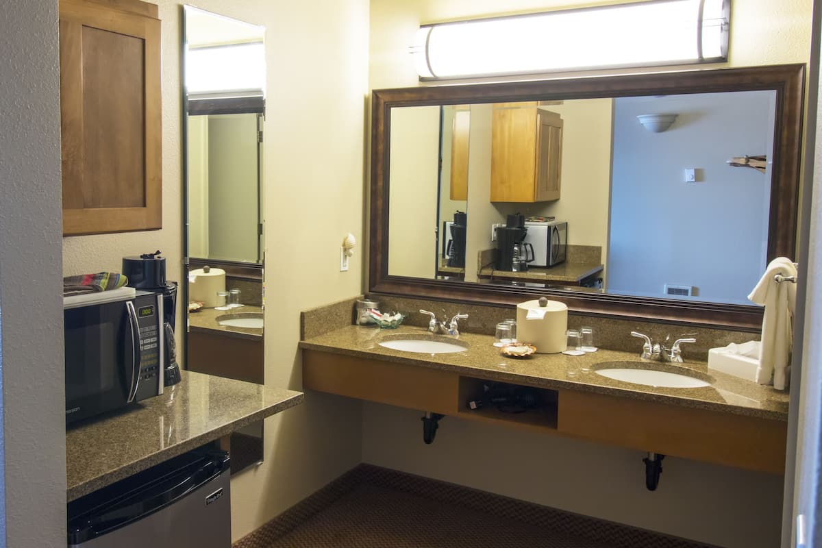 combined shower/bathtub, hair dryer, bathrobes, towels