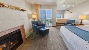 Rom, 1 kingsize-seng, balkong, ved havkanten (Fireplace & Jacuzzi) | Oppholdsrom | TV, DVD-spiller, bøker og filmbibliotek