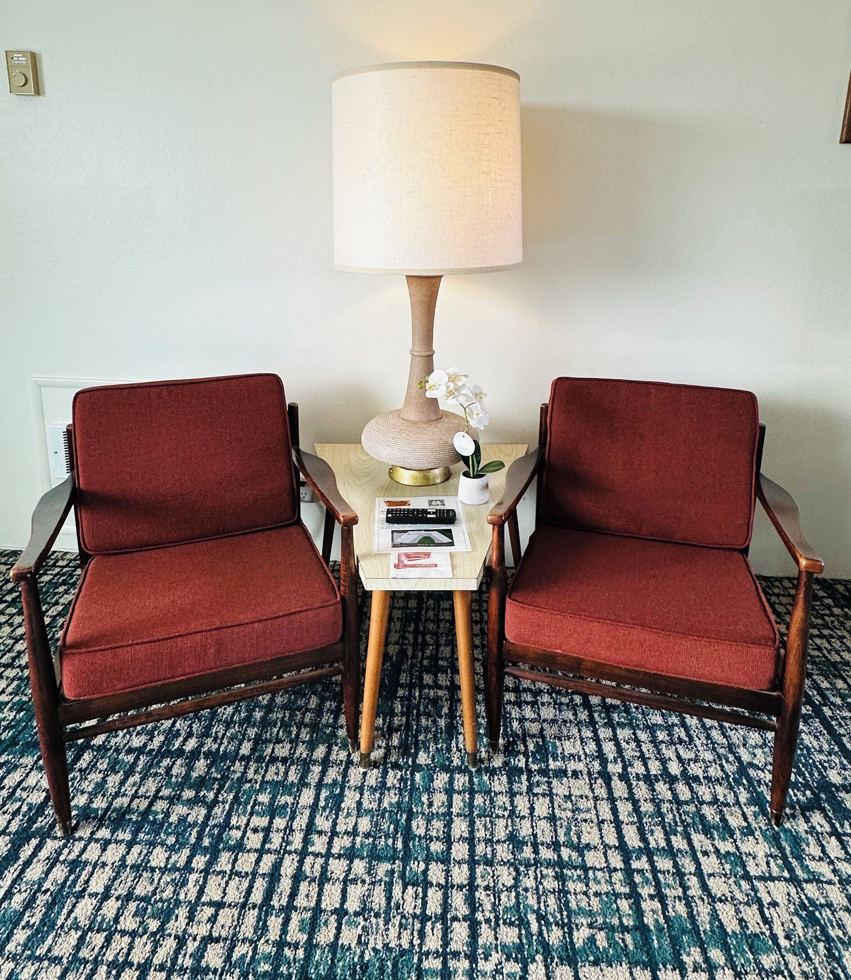 デスク、遮光カーテン、WiFi (無料)、ベッドシーツ