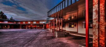 Curly Redwood Lodge