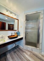 Ducha, artículos de tocador gratuitos, secador de pelo, jabón