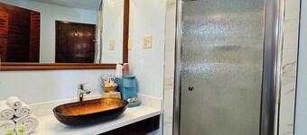 Curly Redwood Lodge