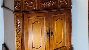 Un tocador de madera con un espejo grande, un lavabo y un perchero para toallas.