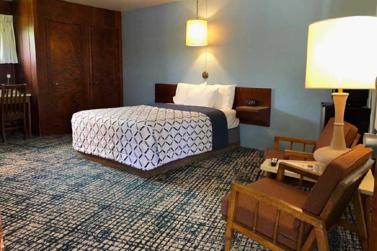 Klassieke kamer | Een bureau, verduisterende gordijnen, gratis wifi, beddengoed