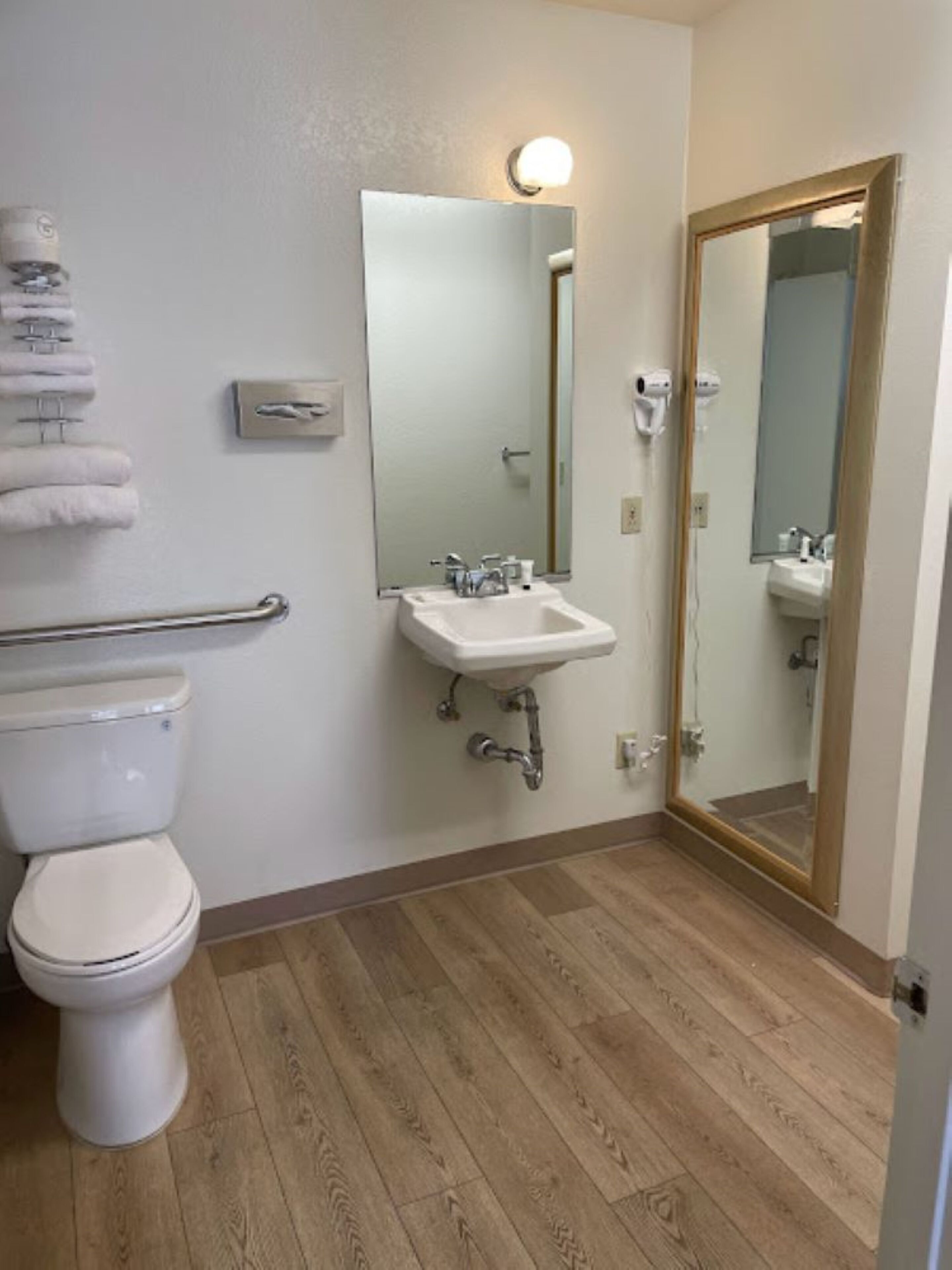 Basic-værelse | Badeværelse | Gratis toiletartikler, hårtørrer, håndklæder, Sæbe