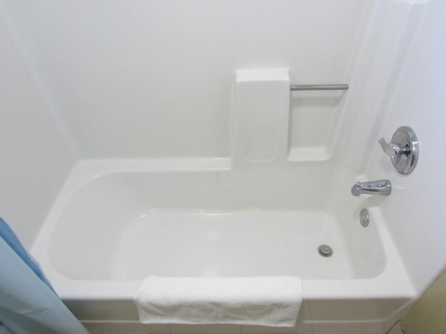 Bathtub, free toiletries, hair dryer, towels