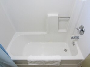 Bathtub, perlengkapan mandi gratis, pengering rambut, dan handuk