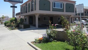 A two-story building with a sign reading "EL RANCHO INN". - El Rancho Inn Hawthorne (Hawthorne)
