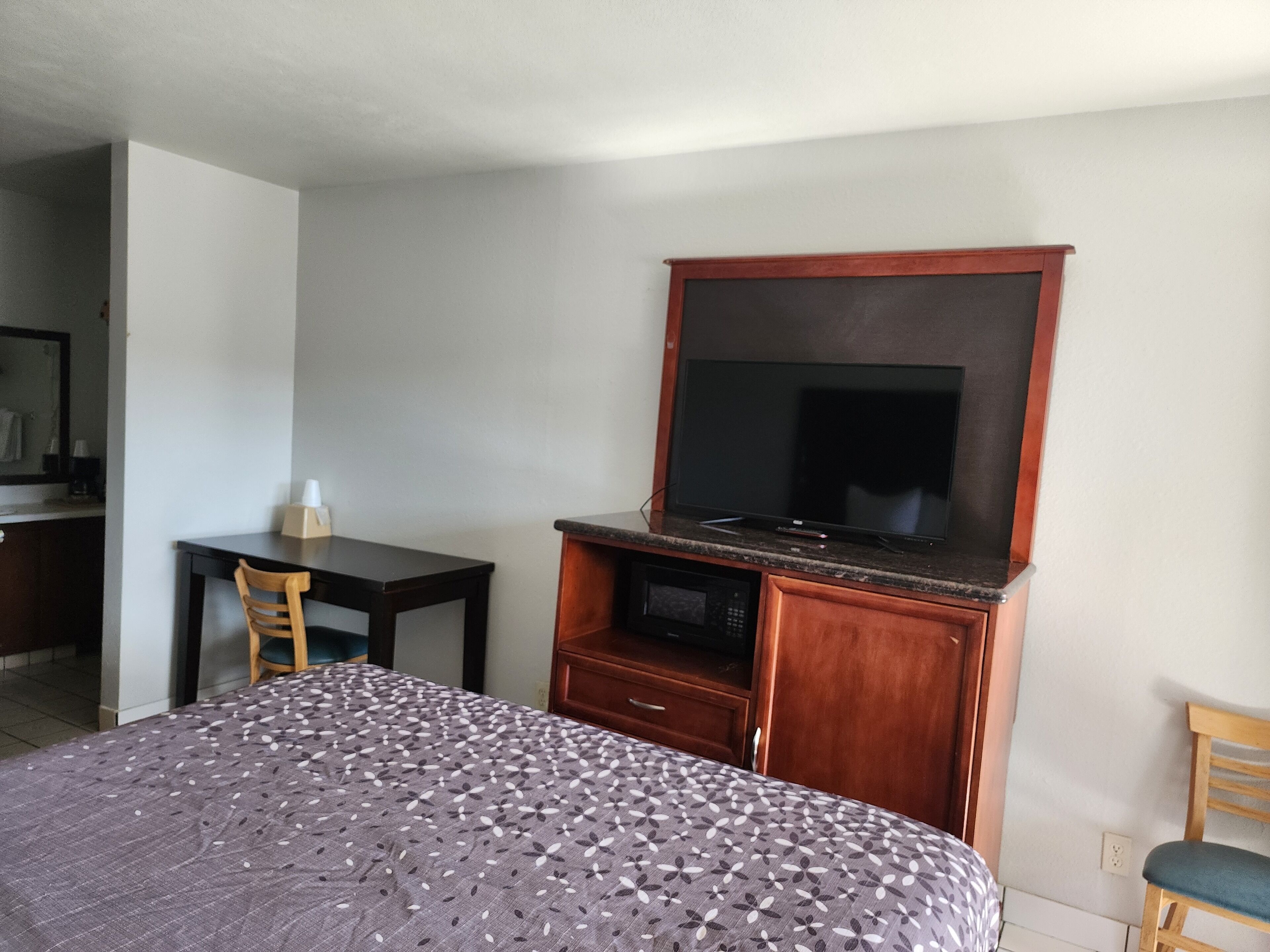 Hochwertige Bettwaren, Schreibtisch, schallisolierte Zimmer