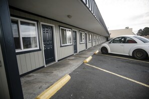 Free self-parking - Pacific Inn (Crescent City)