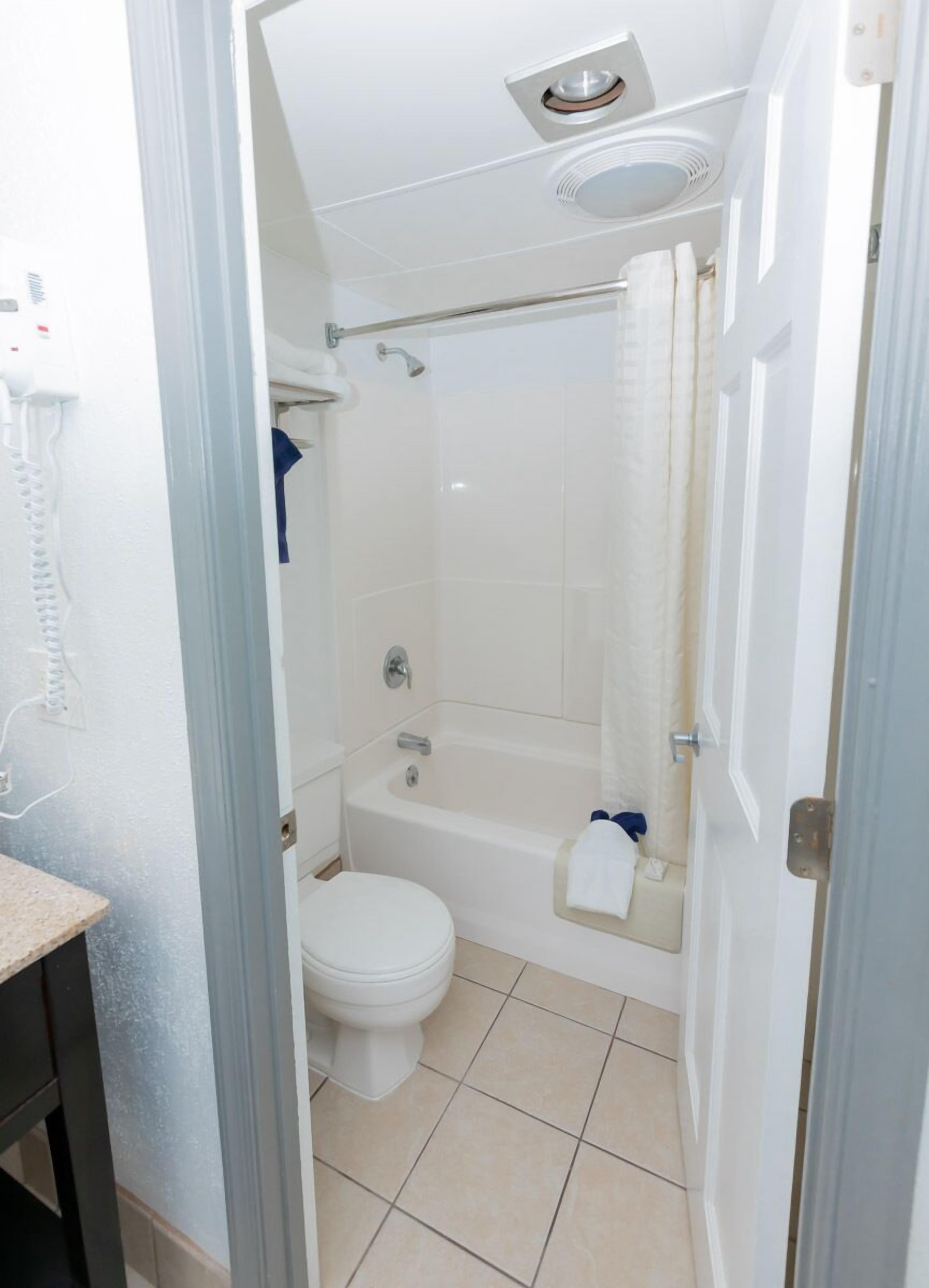 combined shower/bathtub, free toiletries, towels