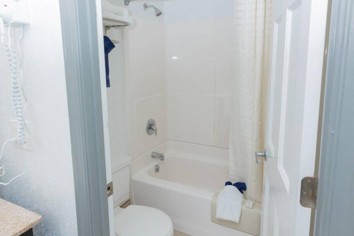 combined shower/bathtub, free toiletries, towels