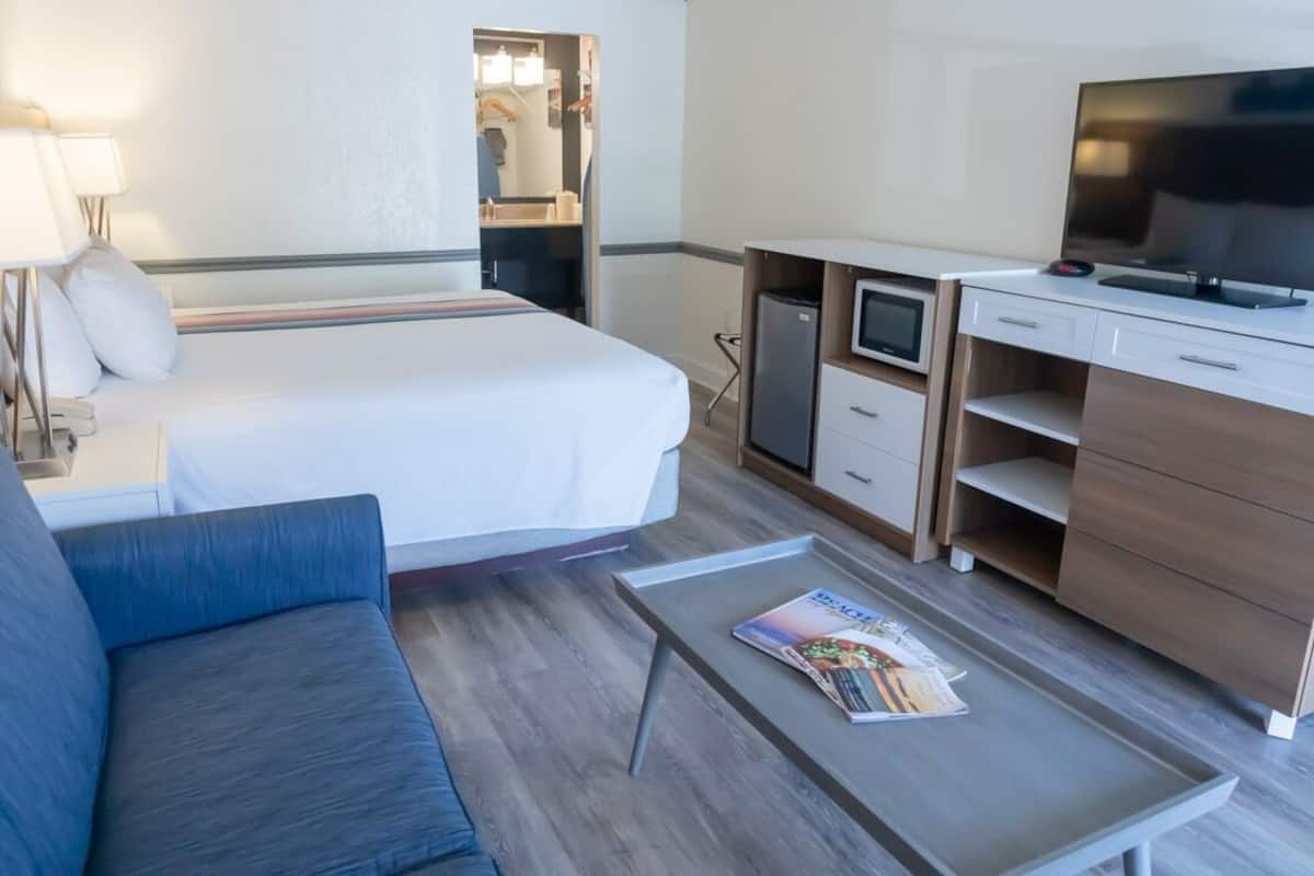 king bed w/ partial view | desk, iron/ironing board, free wifi, bed sheets