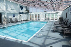 Una piscina cubierta