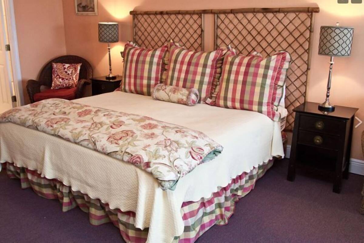 Room, 1 King Bed | Desk