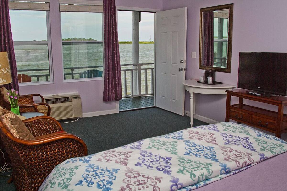 Room, 1 Queen Bed | Desk