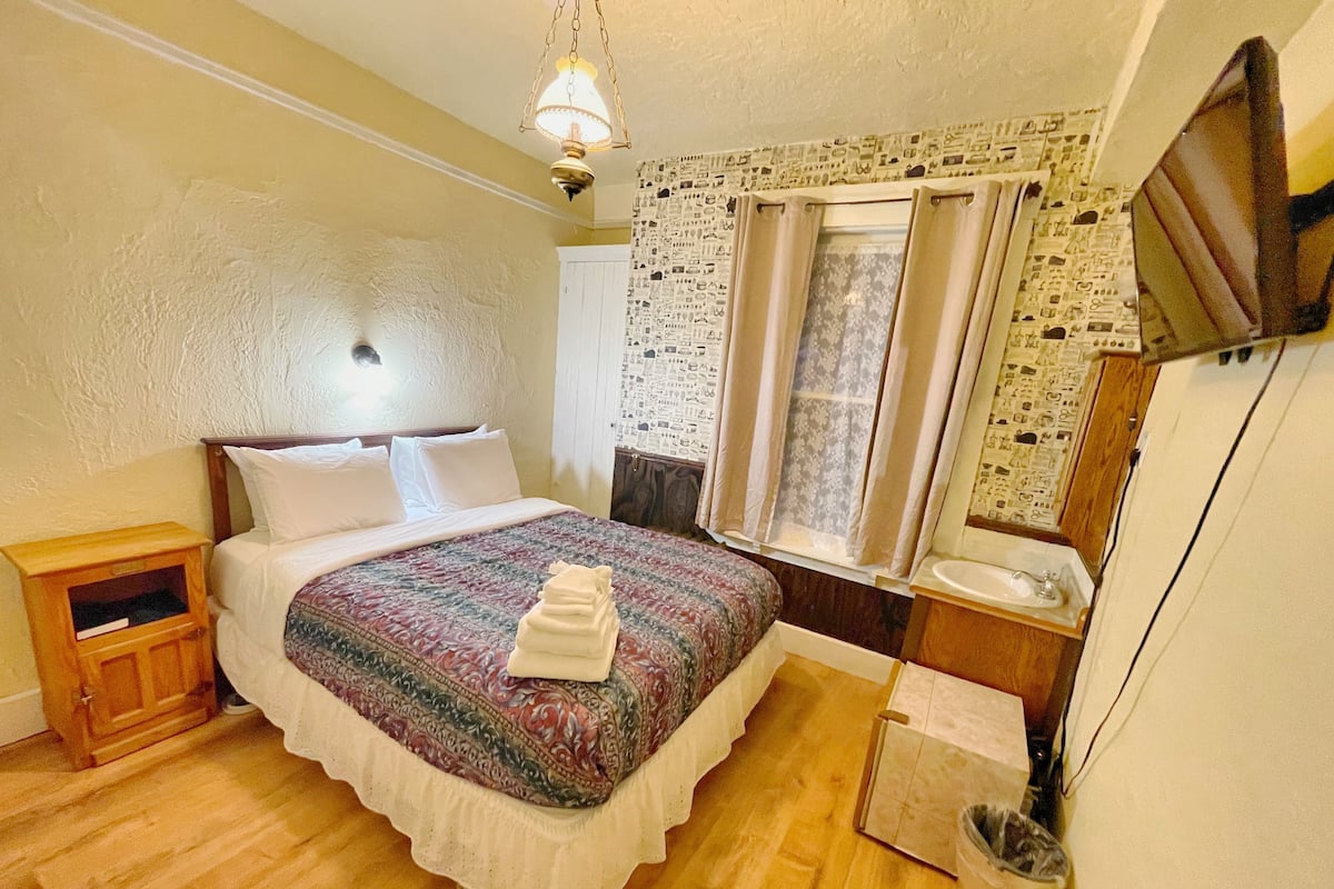 Economy kamer, 1 queensize bed, gedeelde badkamer | Verduisterende gordijnen, gratis wifi, beddengoed